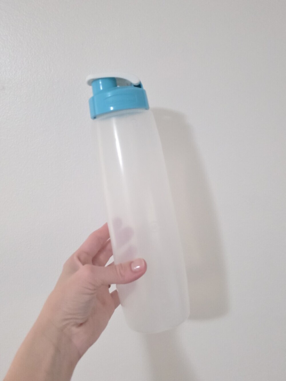 Rubbermaid Chug 32 Oz Water Bottle with Turquoise Flip Cap